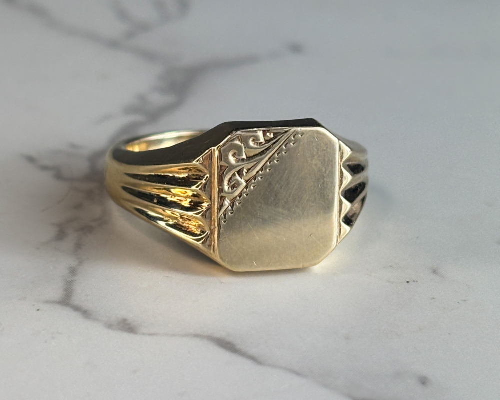 vintage heavy 9ct gold signet ring over 10g for a man or a woman