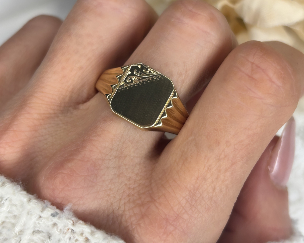 vintage heavy 9ct gold signet ring over 10g for a man or a woman