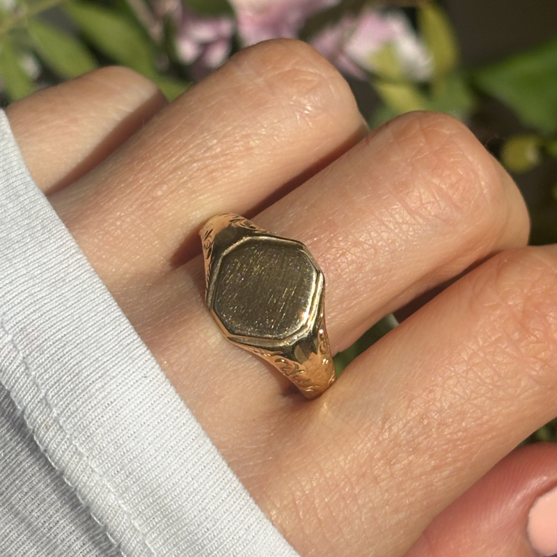 antique 9ct gold signet ring dated Chester 1922 for sale in Leeds, Yorkshire