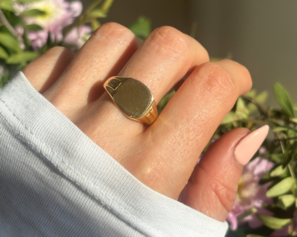 mid century 9ct gold signet ring for a man or a woman for sale in Leeds, Yorkshire, dated 1955