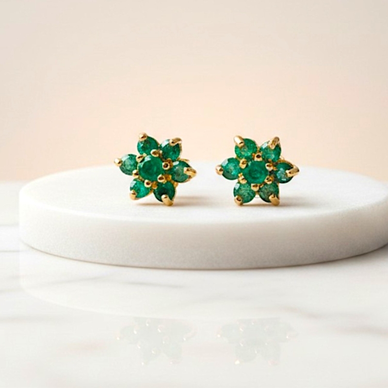 vintage style emerald and gold stud earrings
