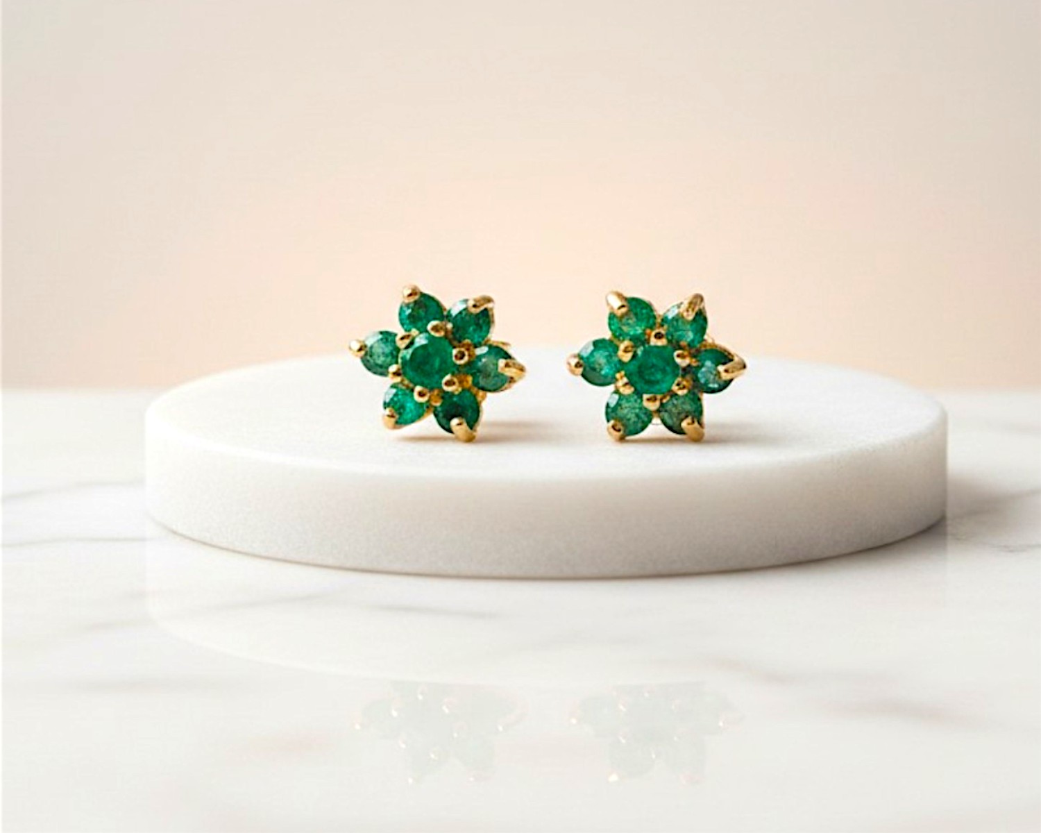 vintage style emerald and gold stud earrings