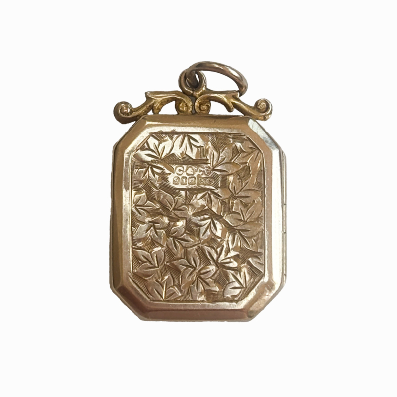 antique 9ct gold rectangular locket with scrolled engraving that opens to reveal two portrait photographs. dated Chester 1917. For sale in Leeds, Yorkshire, UK