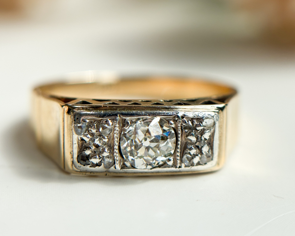 antique 1930s old cut diamond ring set in 14ct gold for sale in leeds, showing close up