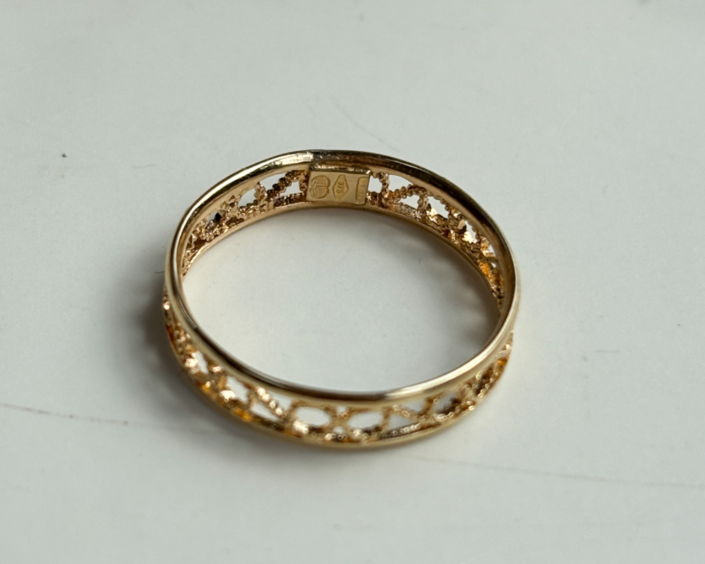 vintage 9ct gold filigree ring for sale in Leeds, showing underside of the ring
