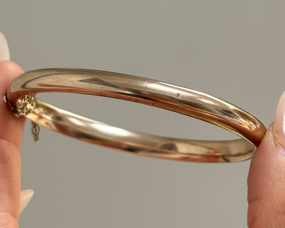 antique Edwardian 9ct gold engraved bangle for sale in Leeds, UK. Showing the reverse