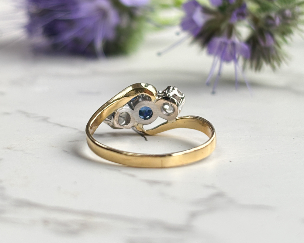 antique 1930s sapphire and diamond three stone twist ring in 18ct yellow gold for sale in Leeds, Yorkshire, showing reverse