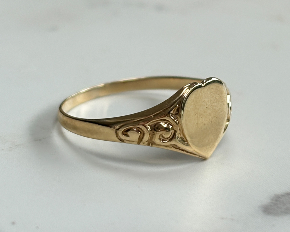 vintage 9ct gold heart signet ring for sale in Leeds, side view of ring