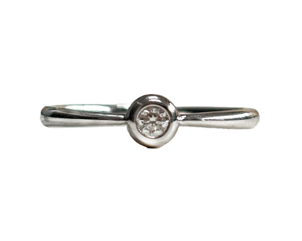 modern 9ct white gold bezel set diamond ring for sale in Leeds, UK