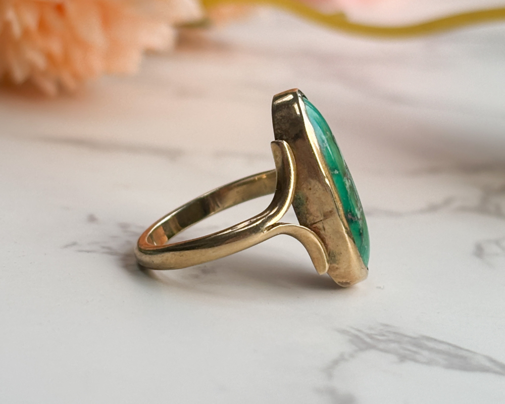 antique turquoise ring in 9ct gold for sale in Leeds, UK, showing side view of the ring
