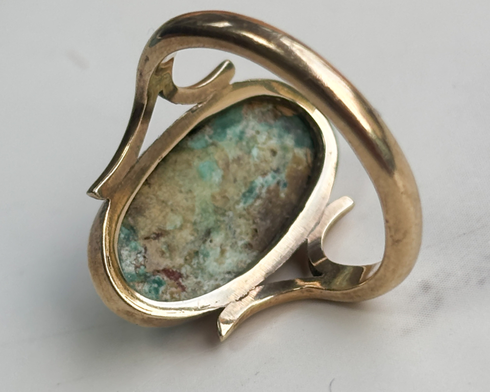 antique turquoise ring in 9ct gold for sale in Leeds, UK, showing open back of the ring