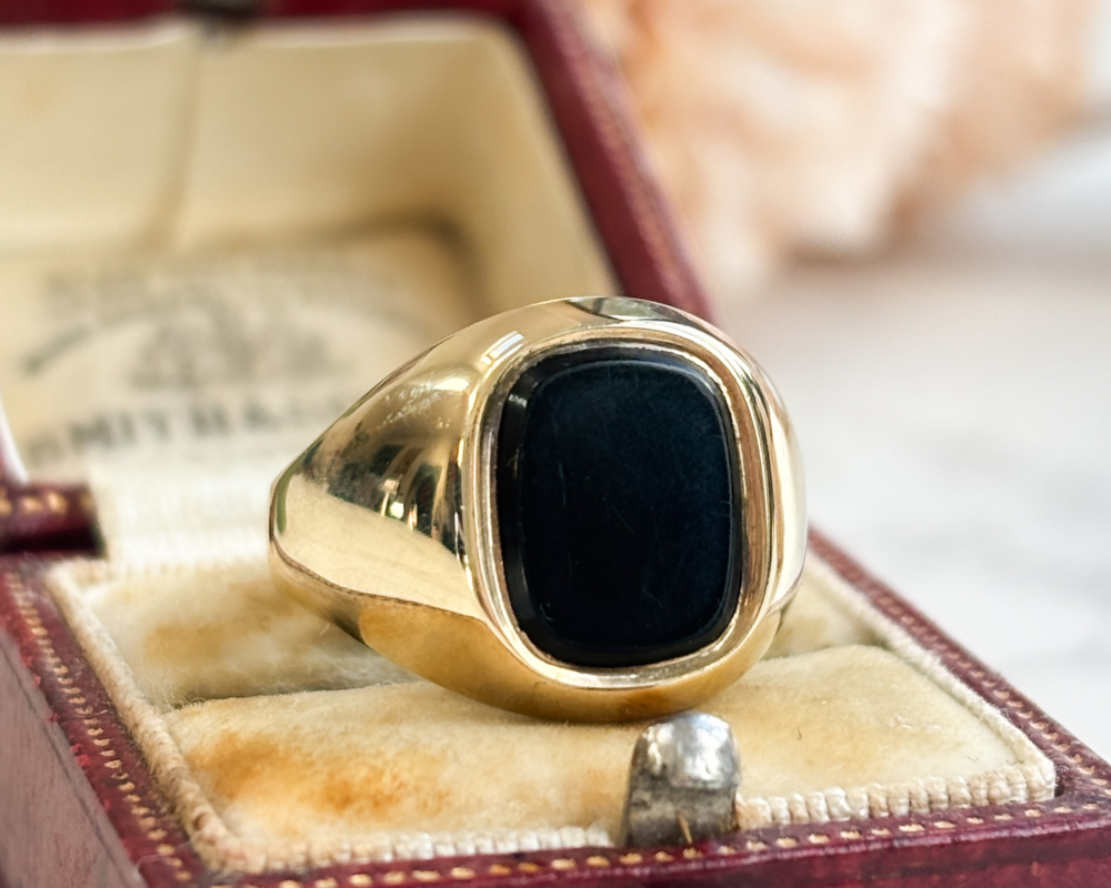 vintage onyx signet ring in 9ct gold hallmarks for 1974 for sale in Leeds