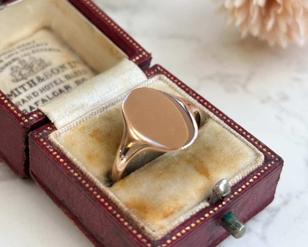 antique Victorian signet ring in 9ct rose gold for sale in Leeds, UK