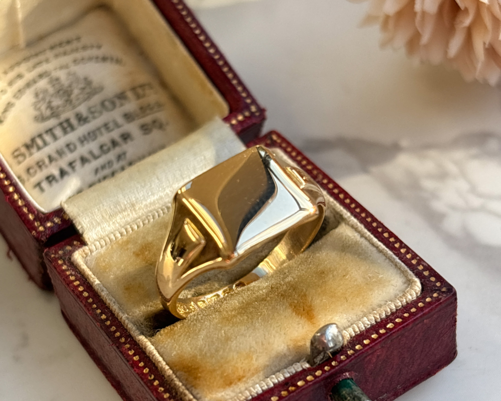 IMG_0546 (1) vintage 18ct gold signet ring dated 1953 for sale in Leeds