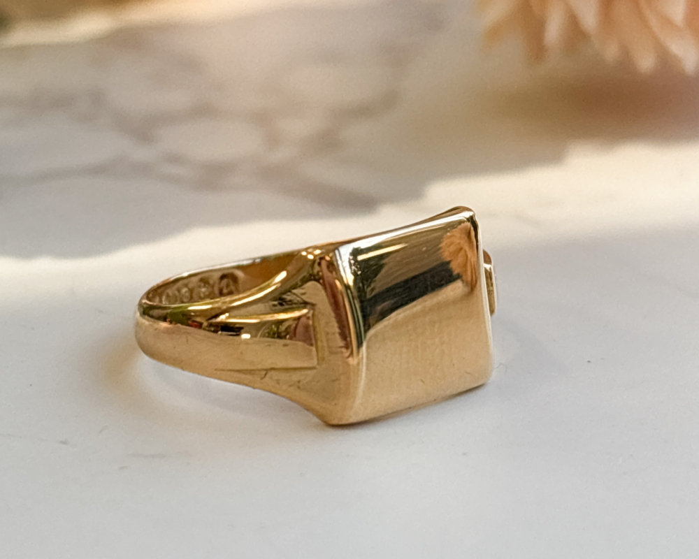 vintage 18ct gold signet ring dated 1953 for sale in Leeds