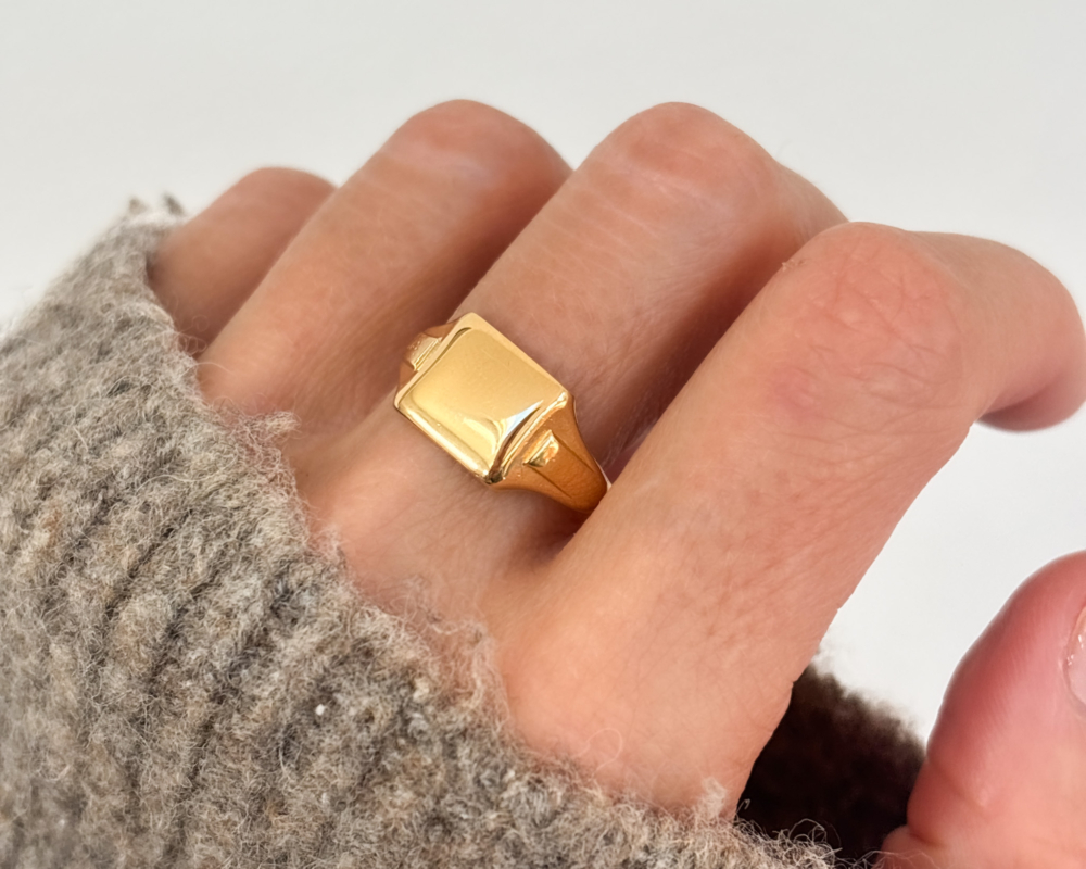 vintage 18ct gold signet ring dated 1953 for sale in Leeds, shown on woman's hand