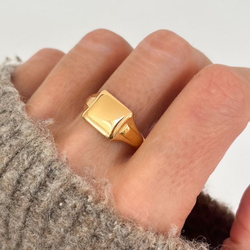 vintage 18ct gold signet ring dated 1953 for sale in Leeds, shown on woman's hand
