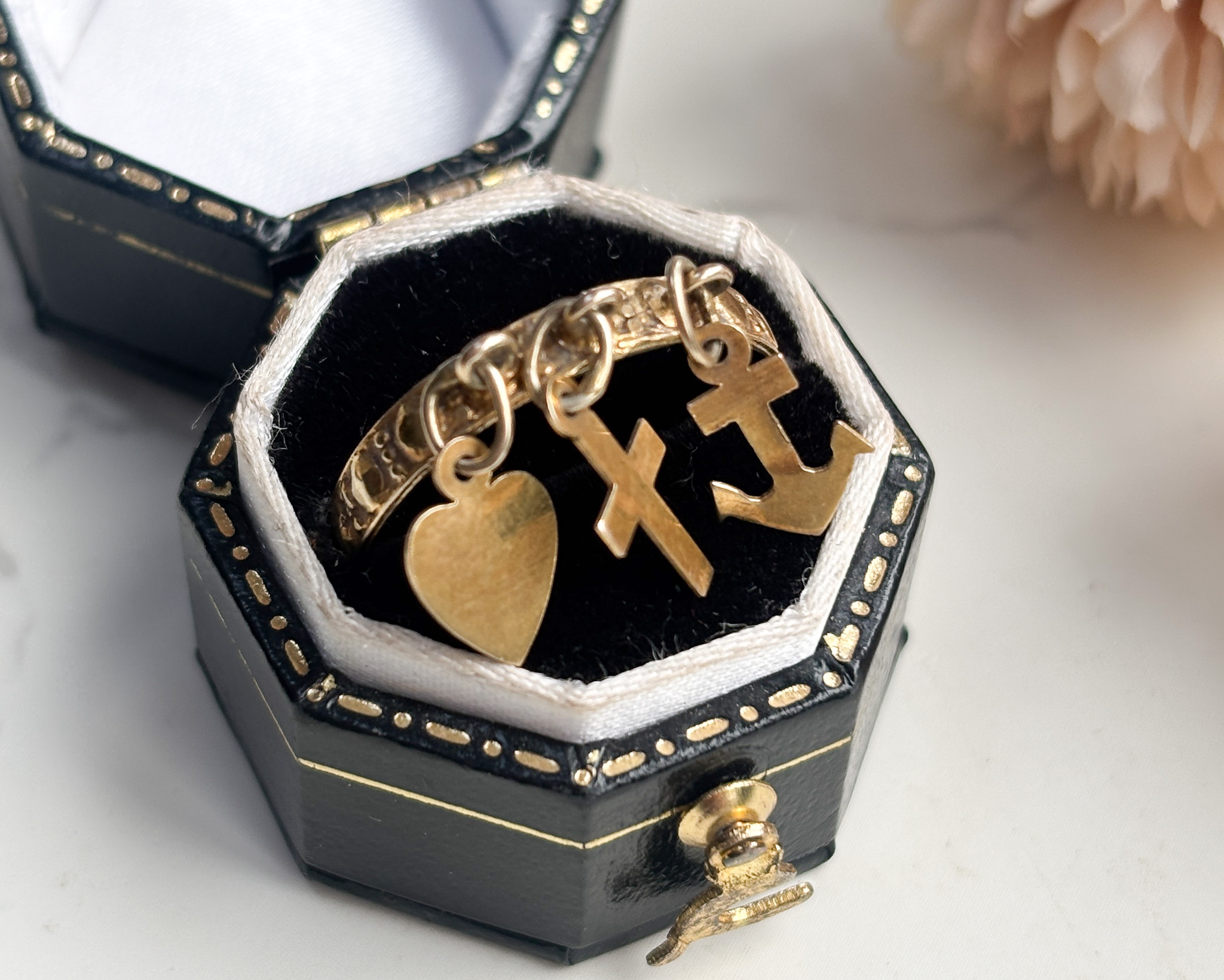 Victorian 9ct gold charm ring