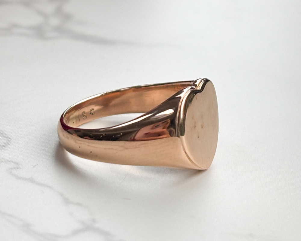 antique Edwardian 18ct gold heart signet showing side of the ring