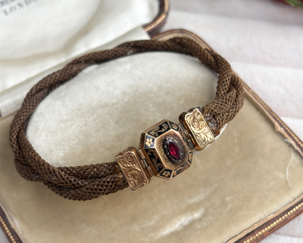 Victorian mourning jewellery set showing bracelet made of braided hair in 9ct gold