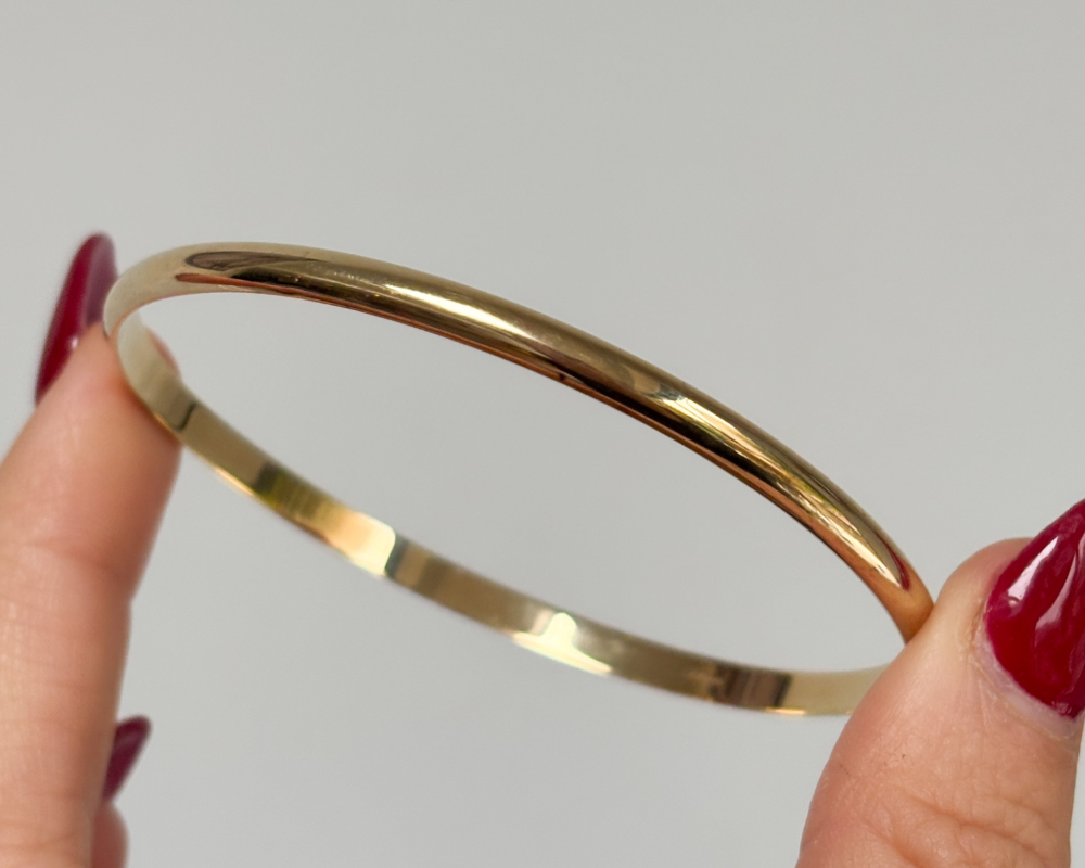 classic gold bangle vintage 9ct gold bangle in slim design. for sale in Leeds Yorkshire