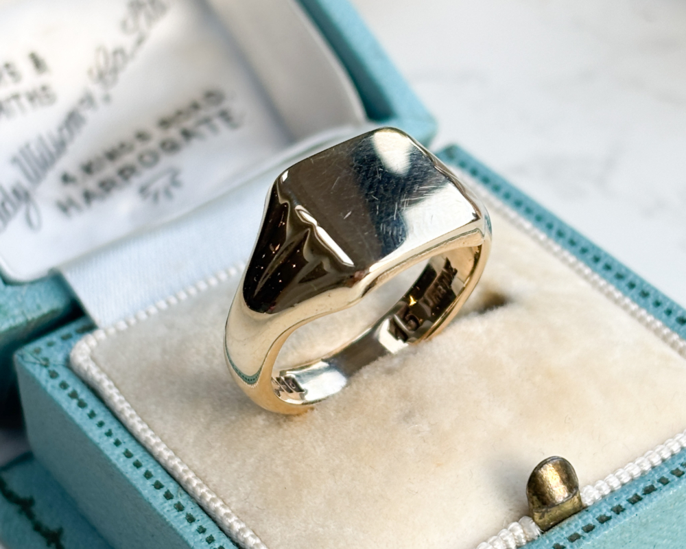 vintage 9ct gold signet ring dated 1963 with 9g weight for sale in Leeds, shown in blue box
