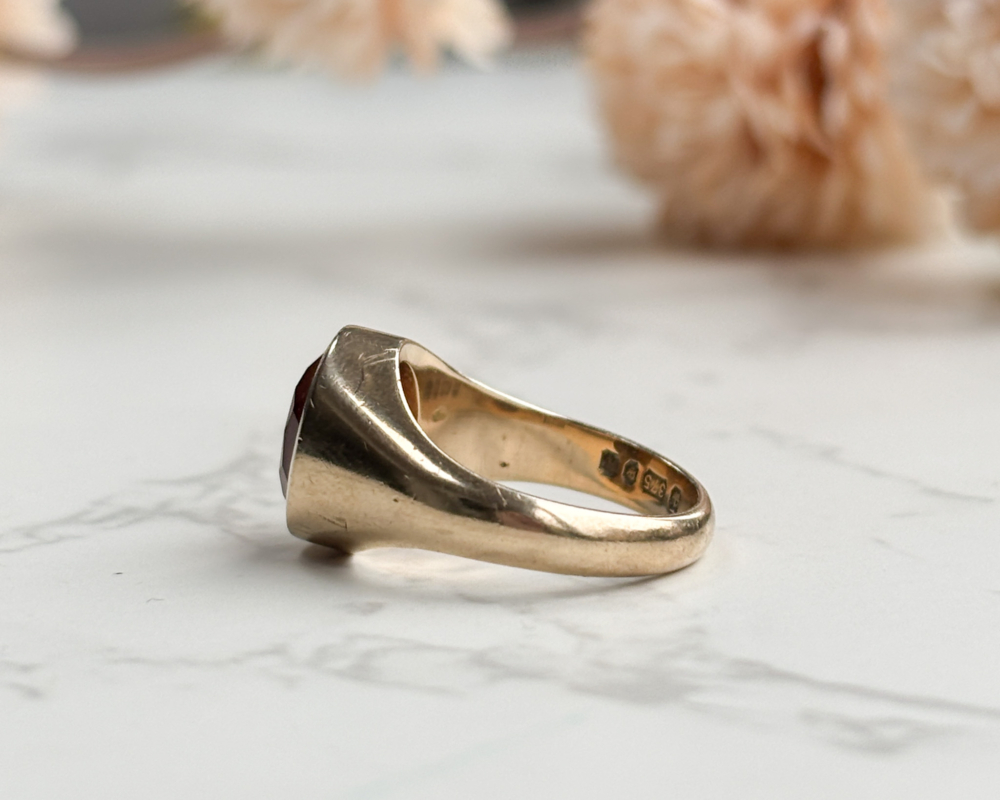 vintage 9ct gold citrine signet ring, showing side of ring