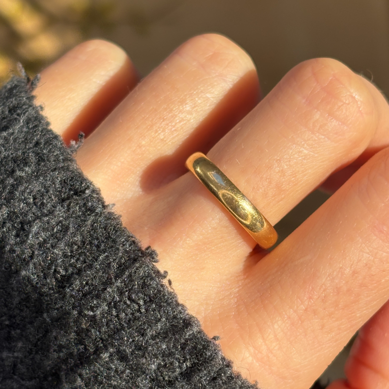 antique 18ct gold wedding ring dated 1938 for sale in Leeds, shown on woman's hand