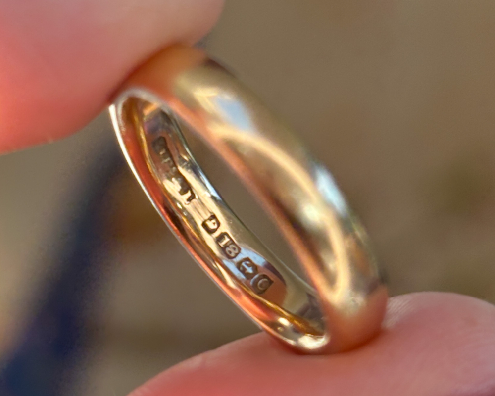 antique 18ct gold wedding ring dated 1938 for sale in Leeds, showing hallmark close up