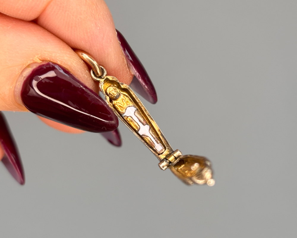 antique Egyptian Revival sarcophagus charm in silver gilt and enamel for sale in Leeds, open to reveal a mummy inside