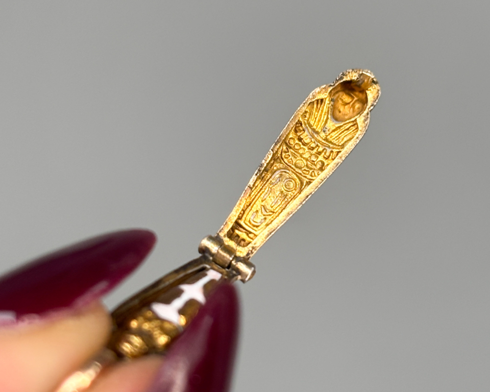 antique Egyptian Revival sarcophagus charm in silver gilt and enamel for sale in Leeds, open to reveal a mummy inside