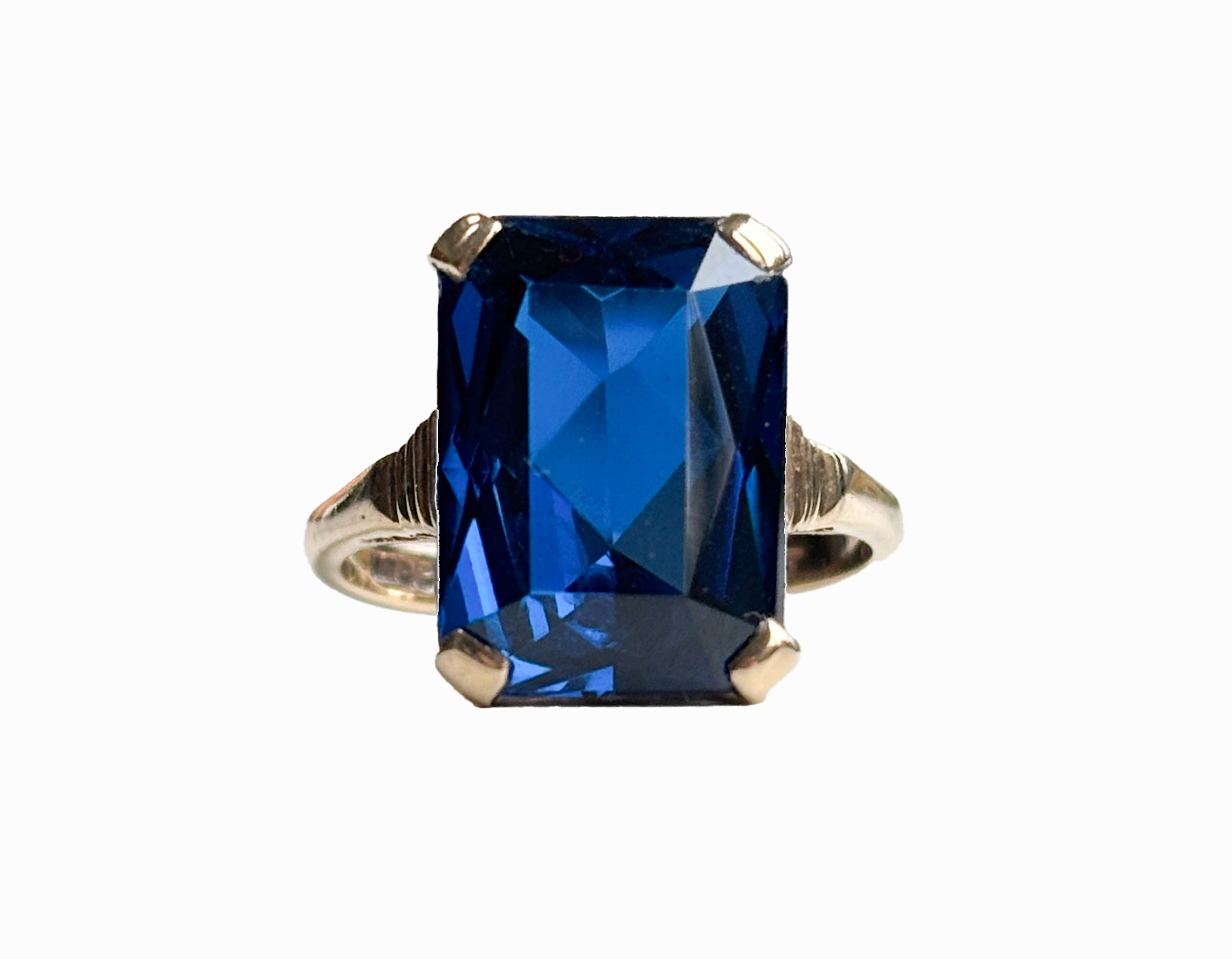 vintage blue stone statement ring in 9ct yellow gold hallmarks for 1970. For sale in Leeds, UK