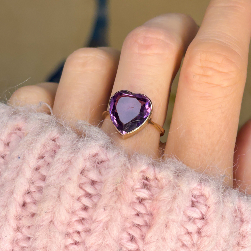 antique 1920s amethyst heart ring in 9ct gold for sale in Leeds, UK, om woman's finger