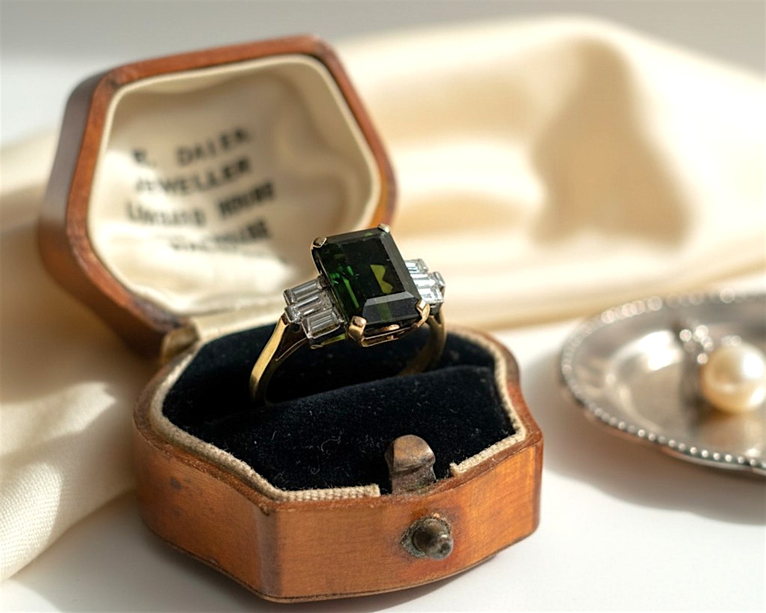 green tourmaline art deco ring in box – Copy