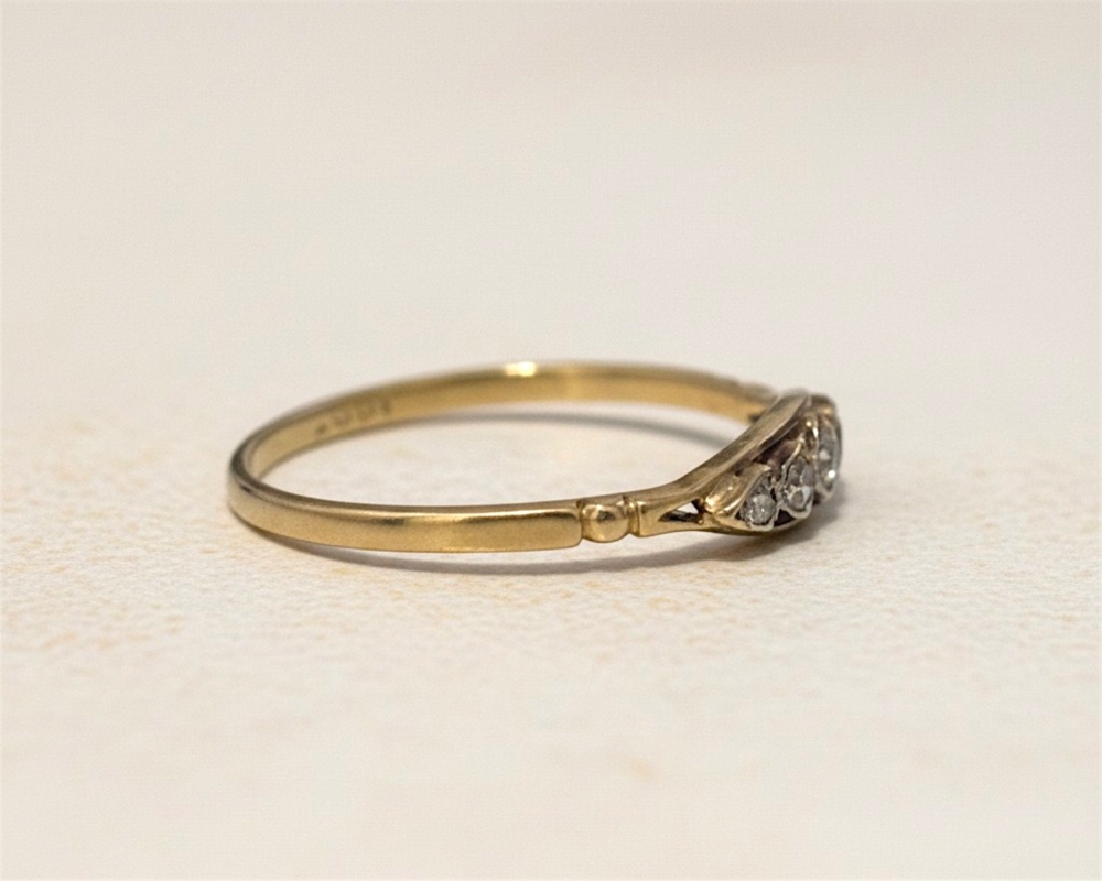1930s diamond five stone ring in 18ct gold for sale in Leeds, UK showing side view of the ring