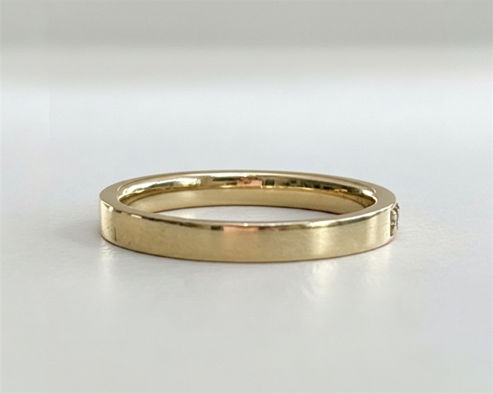vintage baguette diamond half eternity ring in 14ct yellow gold for sale in Leeds, UK, back view of plain band