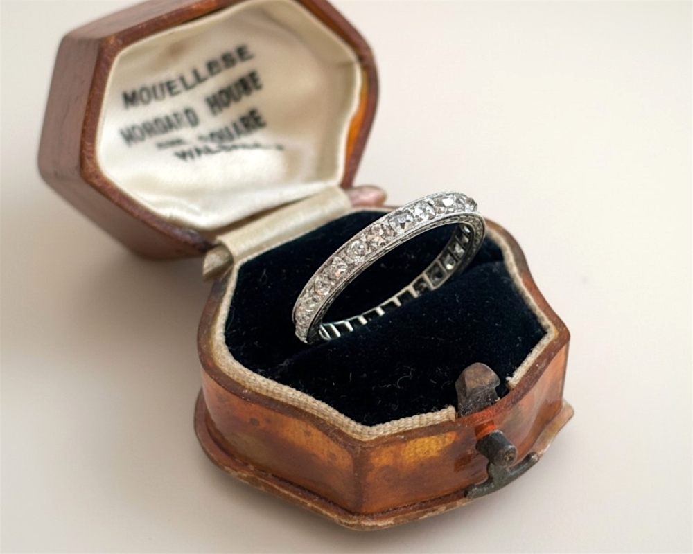 antique Art Deco diamond full eternity ring 1.4ct old cut diamonds in platinum for sale in Leeds, UK, in antique box