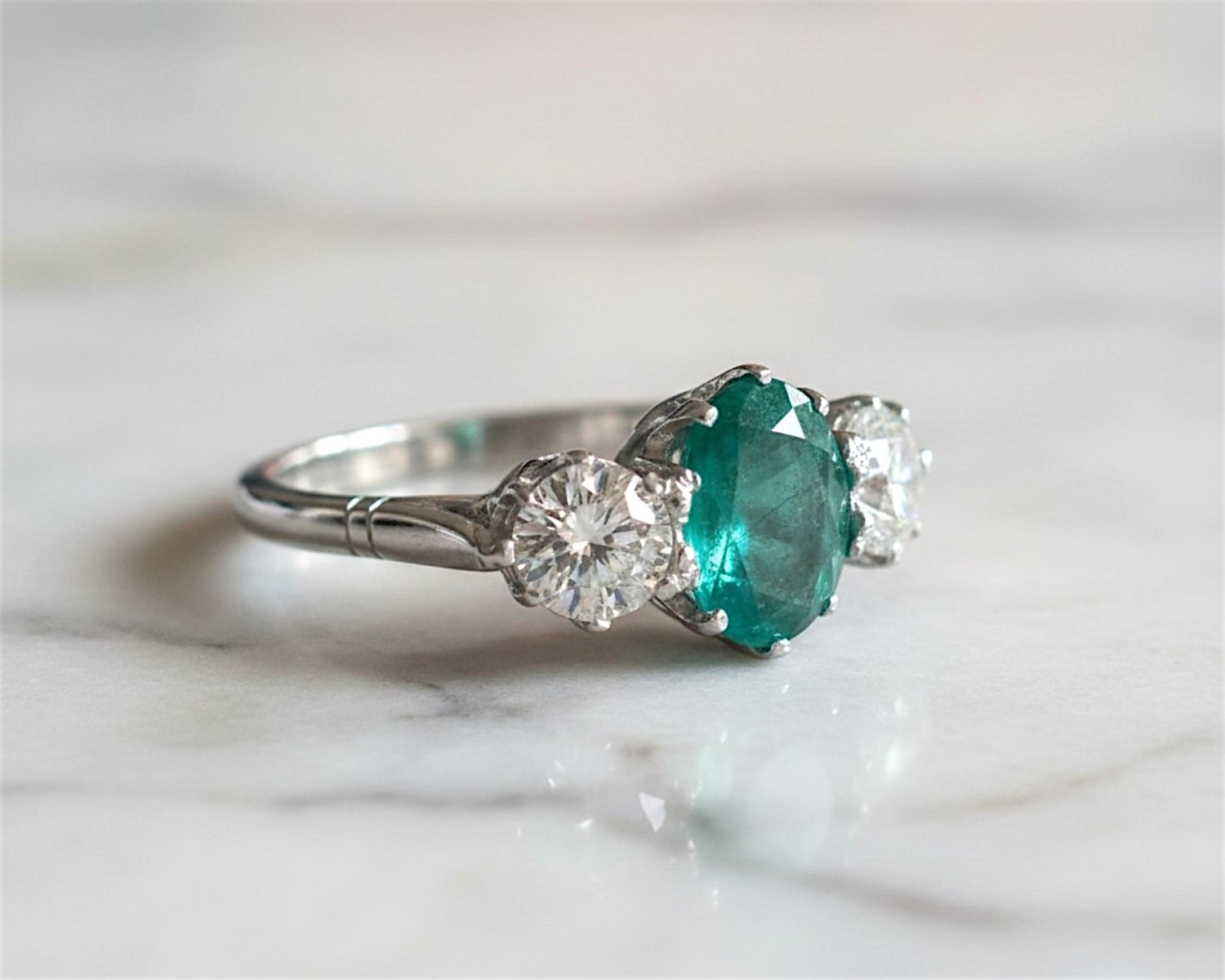 emerald three stone ring side