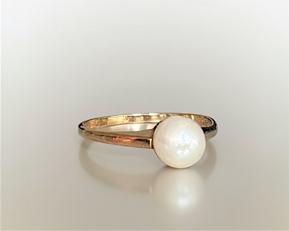 vintage pearl ring in 18ct yellow gold for sale in Leeds, UK