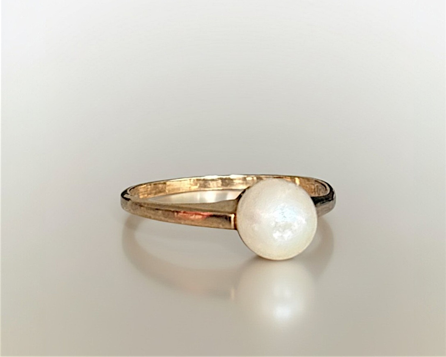 pearl ring side view