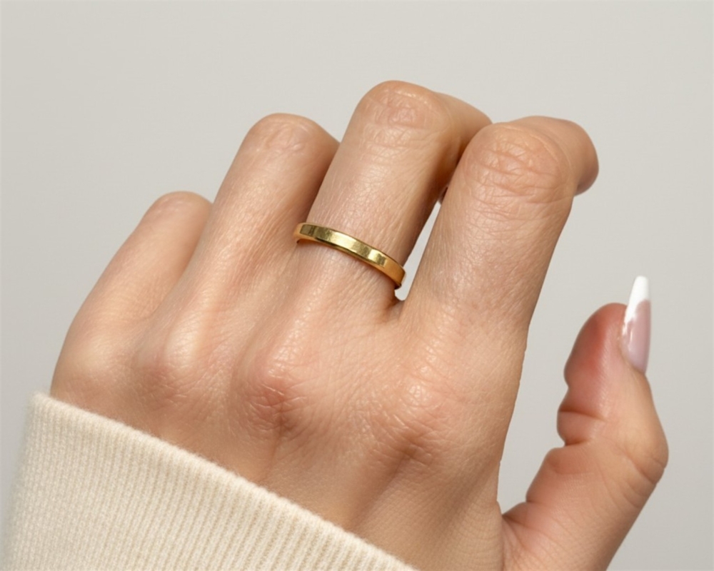 vintage 18ct yellow gold band for sale in Leeds on hand