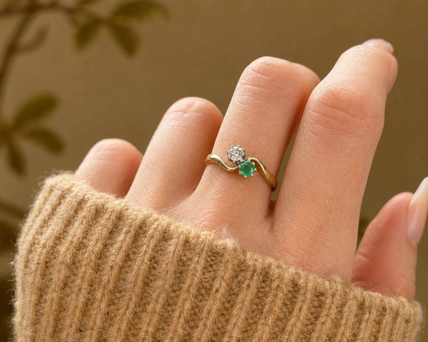emerald toi et moi ring on hand