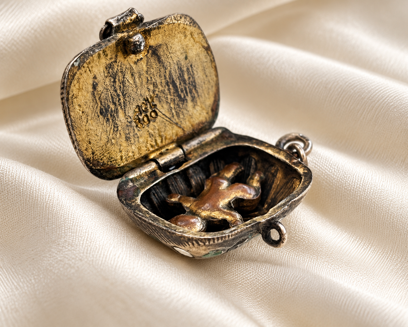 moses basket charm open